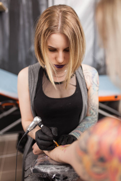 Καλλιτέχνης τατουάζ σε ένα στούντιο - Φωτογραφία, εικόνα