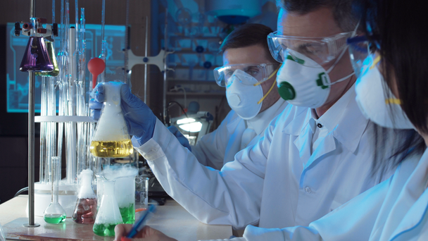Csoport kémikusok laboratóriumban dolgozó - Felvétel, videó