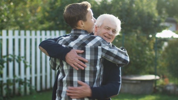 El nieto corre hacia su abuelo y lo abraza
 - Imágenes, Vídeo