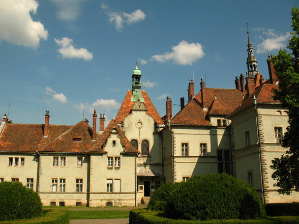 Schonborn castle back yard in Chynadiyovo, Carpathians Ukraine - Foto, Imagem