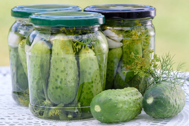 Potten met gepekelde komkommers - Foto, afbeelding