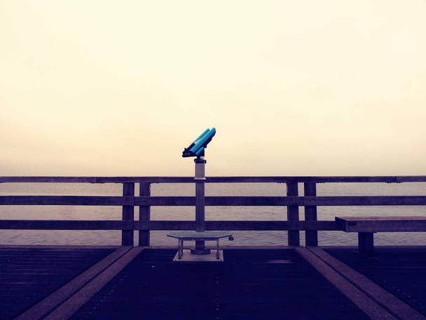 Passerelle. Pont maritime. Construction de jetée exceptionnelle va vers l'eau libre et l'horizon par un matin bleu
. - Photo, image