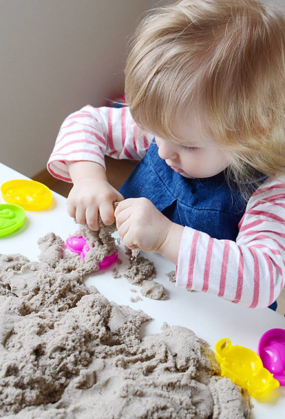 Meisje met kinetisch zand spelen bij Home vroege Education  - Foto, afbeelding