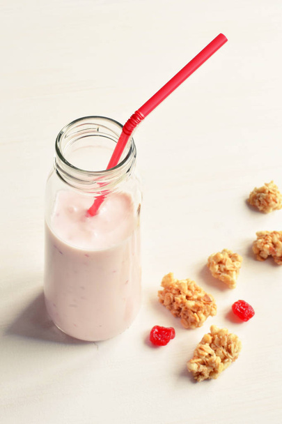 cherry yogurt drink with crunchy - Фото, зображення