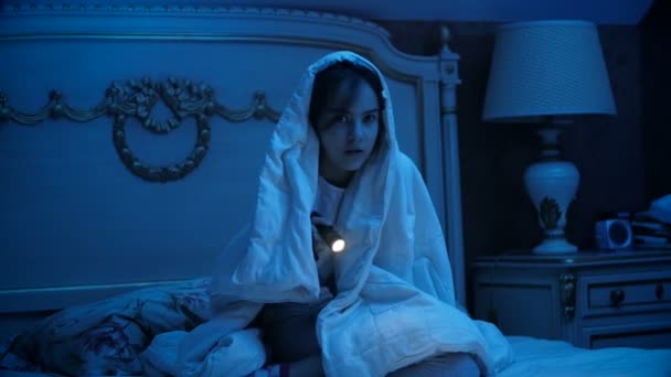 Chica asustada buscando monstruos con linterna en el dormitorio
 - Imágenes, Vídeo