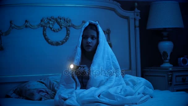 Kislány szobájában árnyékok által megijedtem - Felvétel, videó