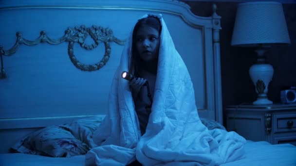 Malá holka křičí po viděli ošklivý stín v ložnici v noci - Záběry, video