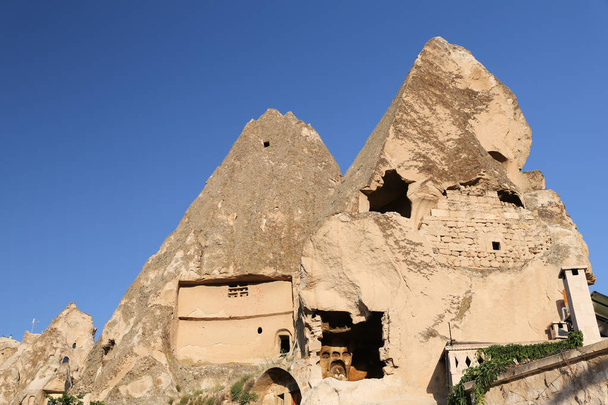 Formations rocheuses en Cavusin Village, Cappadoce
 - Photo, image