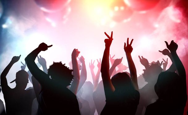 Siluety mladých lidí tančí v klubu. Disco a strana con - Fotografie, Obrázek