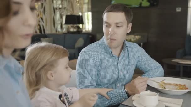 Parents are touched by their daughter, who tries to eat by herself. - Filmagem, Vídeo