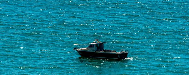 Fischerboot auf dem Ozean, Freizeitfischerei, Open Water Tank - Foto, Bild