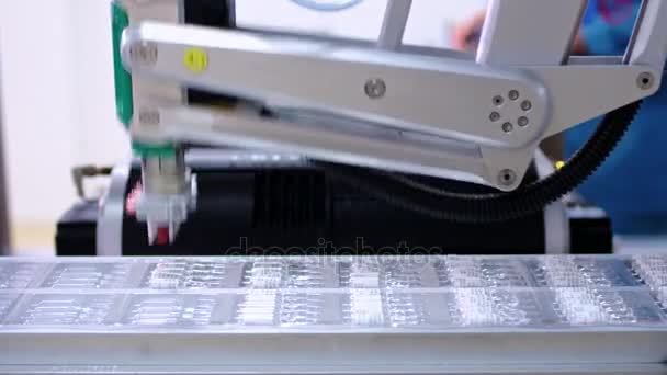 Pharmaindustrie. automatisierte Produktionslinie in pharmazeutischem Werk - Filmmaterial, Video