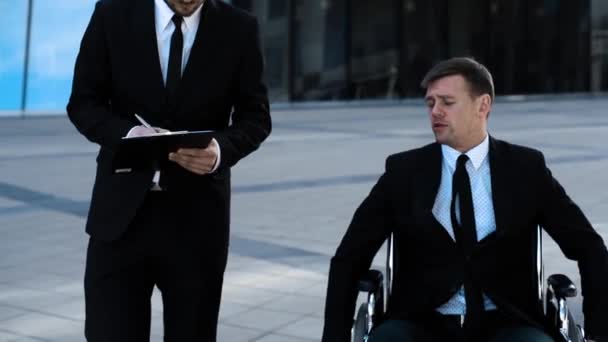 Инвалидный предприниматель-босс дает советы своему работнику
 - Кадры, видео