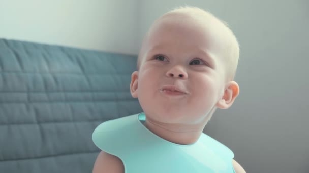 Ritratto di un bambino felice sorridente a colazione al rallentatore di un bavaglino, primo piano
 - Filmati, video