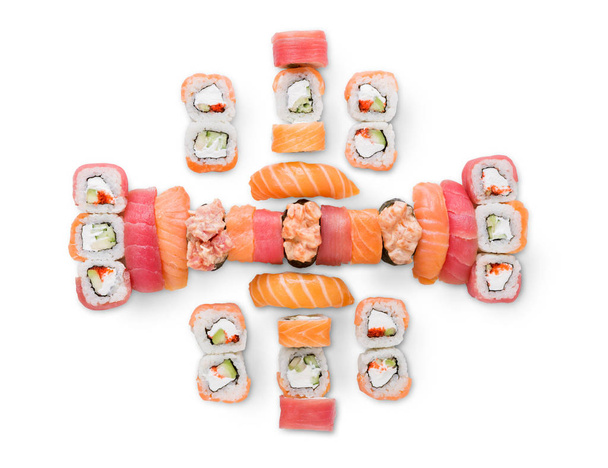 Набор суши, маки и рулонов на белом фоне
 - Фото, изображение