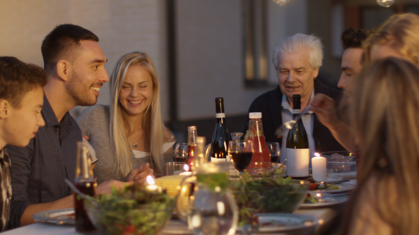 Groep van gemengd ras mensen Having fun, communiceren en het eten bij de familie diner in de buitenlucht - Video