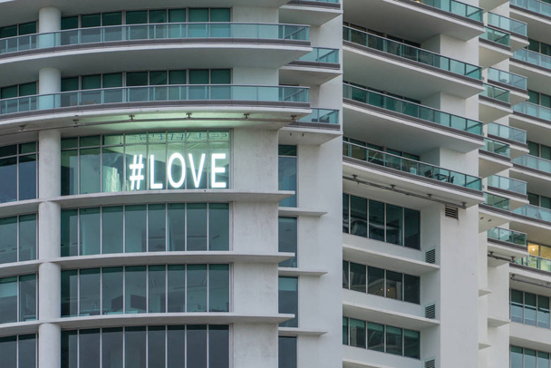 Znak miłości w budynku - Zdjęcie, obraz