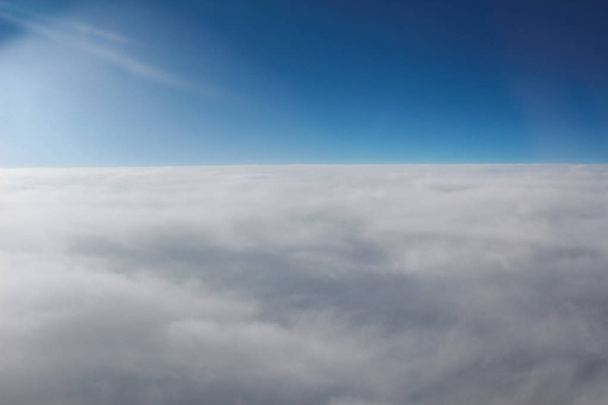 Вид над землею на хмарах нижче
 - Фото, зображення