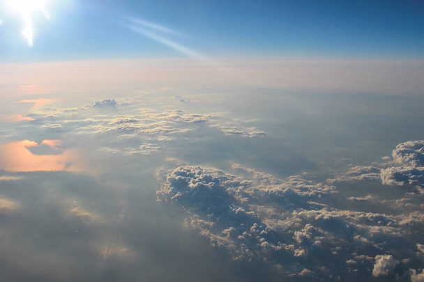 Vista sopra la terra alle nuvole sottostanti
 - Foto, immagini