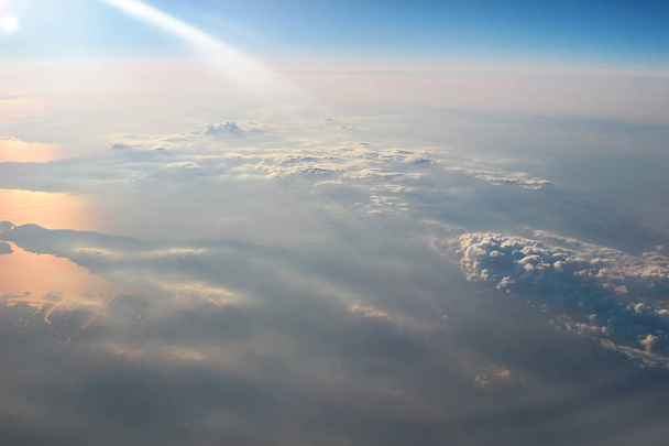 Vista acima da terra nas nuvens abaixo
 - Foto, Imagem