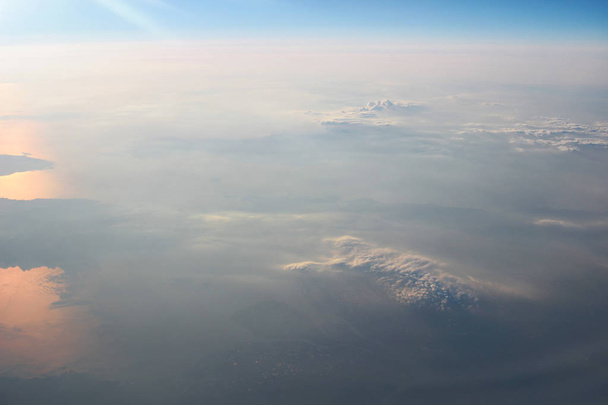 Vista sobre la tierra en las nubes de abajo
 - Foto, Imagen