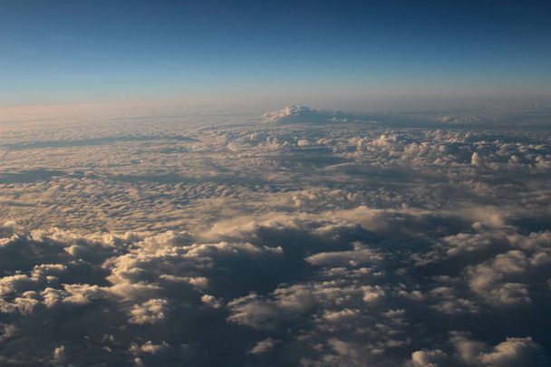 Mavi bulut arka plan için bir uçakta çekildi - Fotoğraf, Görsel