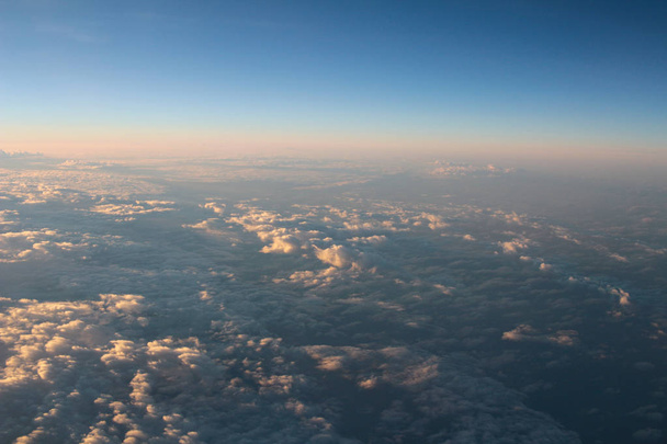 Vue spectaculaire d'un coucher de soleil au-dessus des nuages du vent de l'avion
 - Photo, image