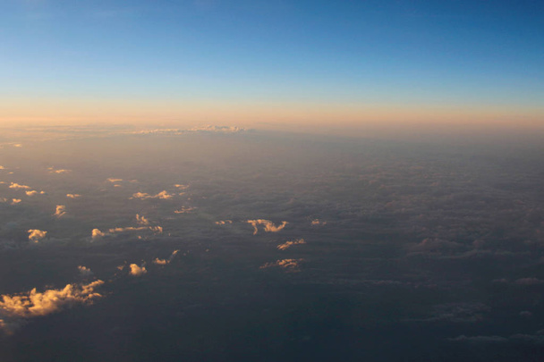 Spektakularny widok na zachód słońca nad chmurami z samolotu wiatru - Zdjęcie, obraz