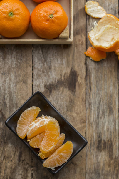 Cítricos maduros de mandarina. mandarina naranja mandarina sobre fondo de madera. Mandarinas en plato
 - Foto, Imagen