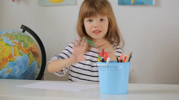 Dibujo de niña pequeña con los lápices de colores
 - Imágenes, Vídeo