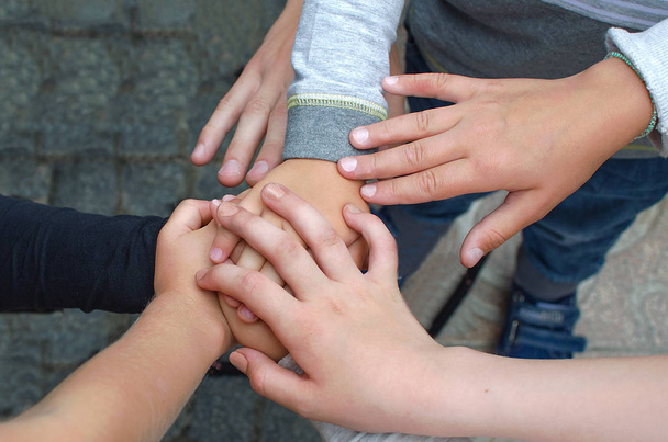 Руки група дітей
 - Фото, зображення