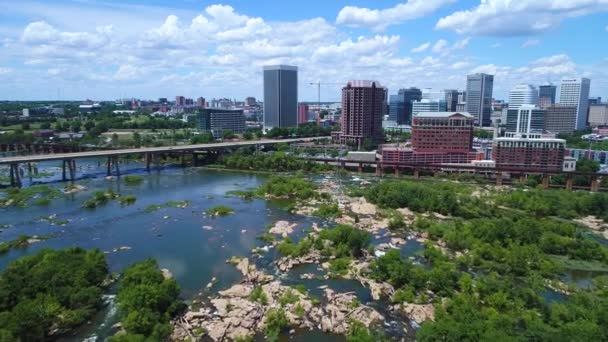 Anteny drone wideo James River Downtown Richmond w stanie Wirginia 4k - Materiał filmowy, wideo
