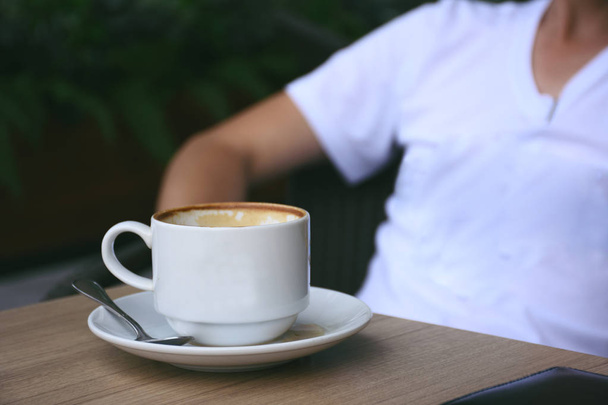 Hombre bebiendo café, estilo de vida, concepto de personas
. - Foto, imagen