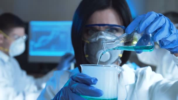 Žena v laboratoři pracující s chemikáliemi - Záběry, video