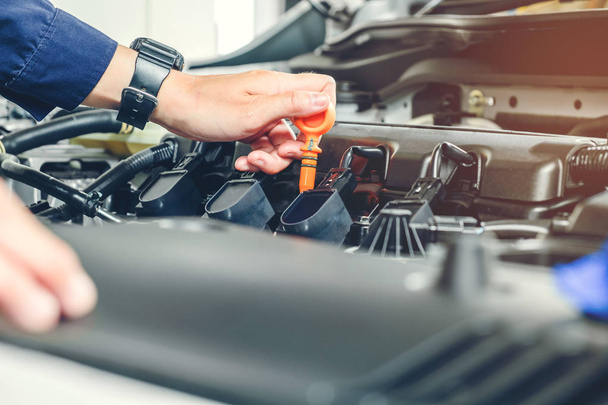 Mechanic changing oil mechanic in auto repair service. - Foto, immagini