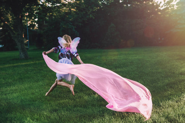 Blond meisje dragen van fairy vleugels - Foto, afbeelding