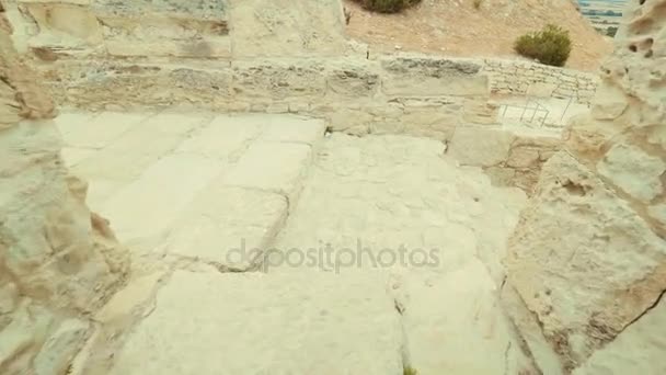Gyorsan lemegy a lépcsőn az ókori romváros Pov. Folyosók, lépcsők, régi épület - Felvétel, videó