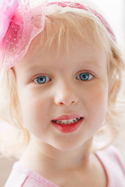 Blonde girl with blue eyes  - Foto, afbeelding