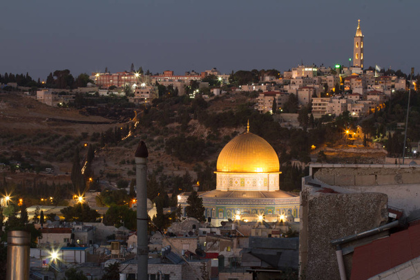 Kijk naar de oude stad Jeruzalem. Israël in de nacht - Foto, afbeelding