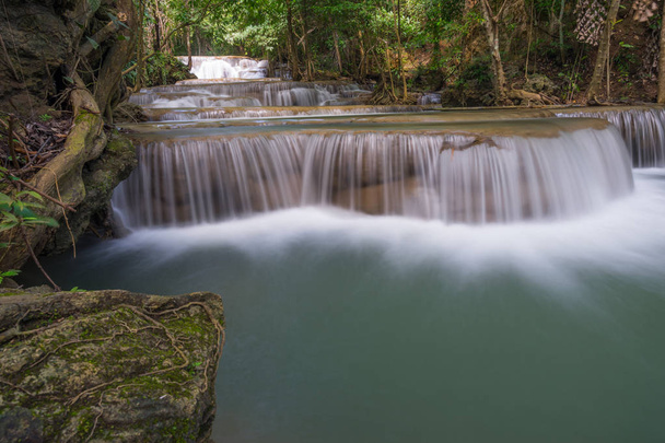 Huai Mae Khamin cachoeira na floresta, Kanchanaburi, Tailândia
 - Foto, Imagem