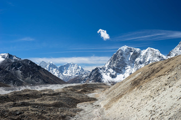 Landscape of Himalaya mountains along the way to Everest base ca - Фото, изображение