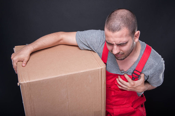 Mover człowiek przytrzymanie pudełko falujący ból serca - Zdjęcie, obraz