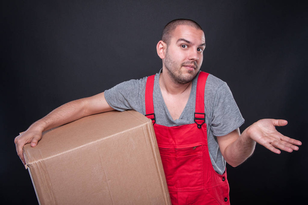 Μετακινούμενος άνθρωπος που κρατά την κατασκευή κουτιών, μην ξέροντας χειρονομία - Φωτογραφία, εικόνα