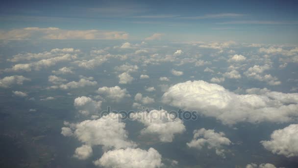 Wolken en aarde. Uitzicht vanuit het raam van een vliegtuig - Video