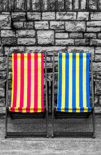 Cadeiras de praia na cidade à beira-mar
 - Foto, Imagem