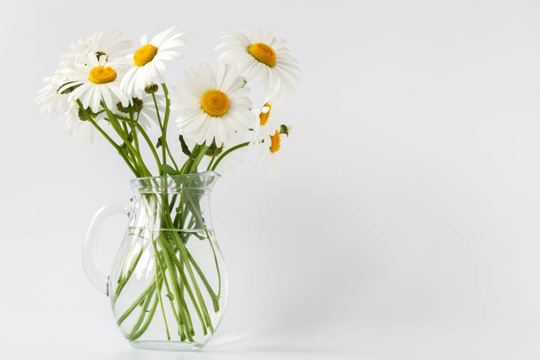 bouquet of field daisies in a vintage - Foto, imagen