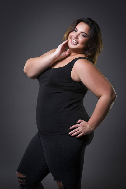 Счастливый плюс размер модели в повседневной одежде, толстая женщина на сером фоне, избыточный вес женского тела
 - Фото, изображение