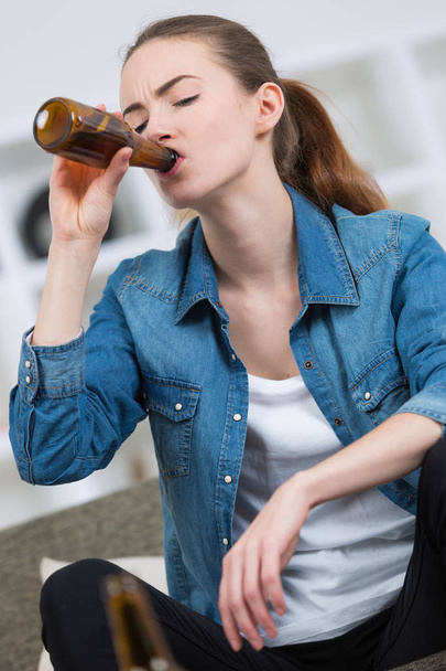 woman drinking from a brown beer bottle - Foto, Bild