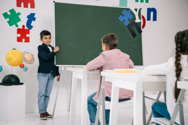 Schüler lernen im Klassenzimmer - Foto, Bild