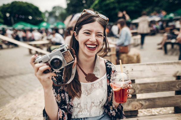 Dívka drží limonádu a Fotografie fotoaparát - Fotografie, Obrázek
